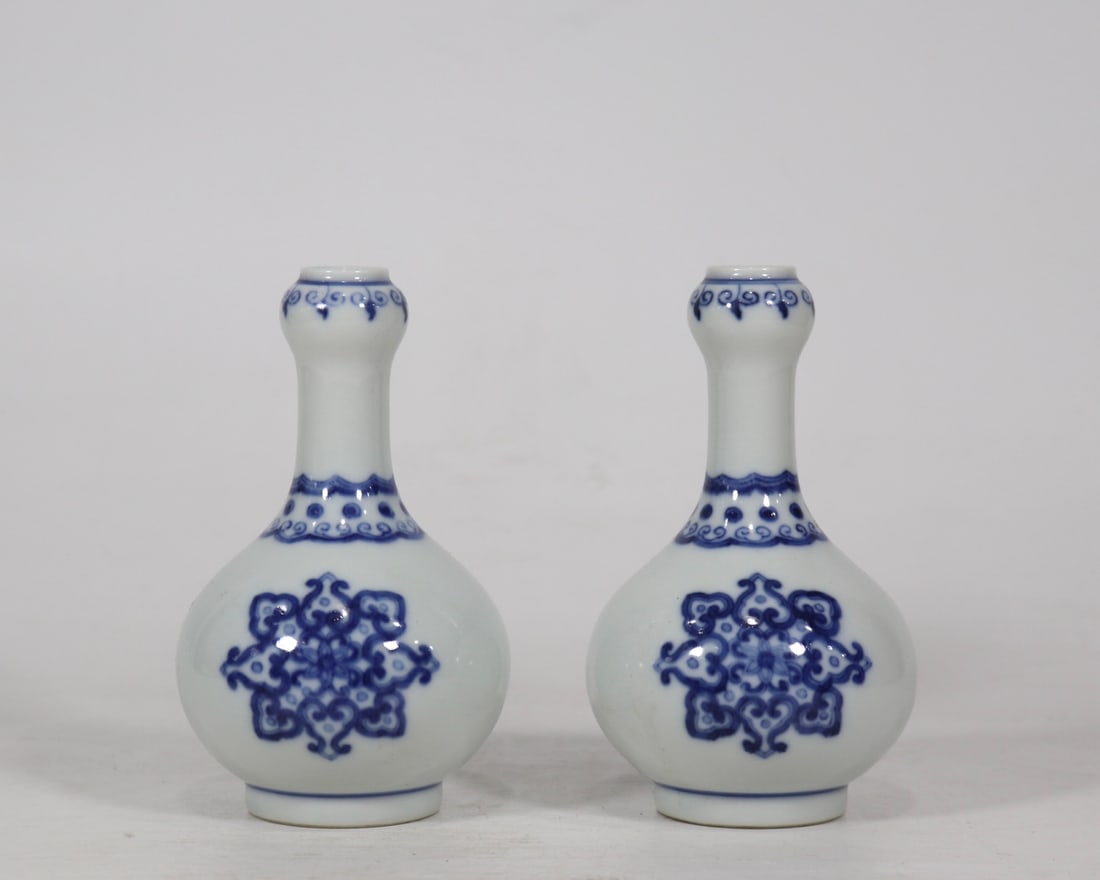 A Pair of Exquisite Blue and White Flower Pattern Vases: A Pair of Exquisite Blue and White Flower Pattern Vases,Qing Dynasty, China,Yongzheng Six-character Mark,Size:5.1inx3in一对青花花卉纹瓶,中国