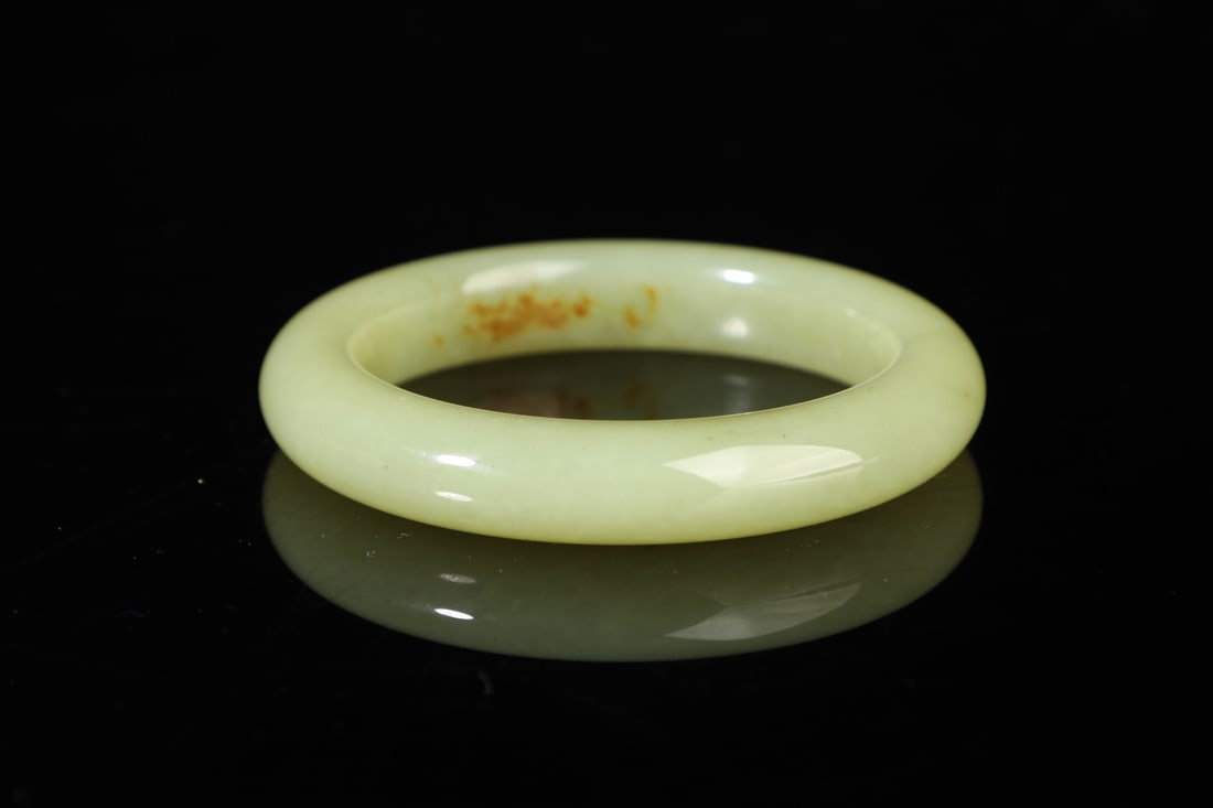 An Exquisite Yellow Jade Bracelets: An Exquisite Yellow Jade Bracelets,Qing Dynasty,China,Size:3inx2.1in,Weight:57g黄玉手镯,中国清代,Size:7.5cmx5.38cm,Weight:57g