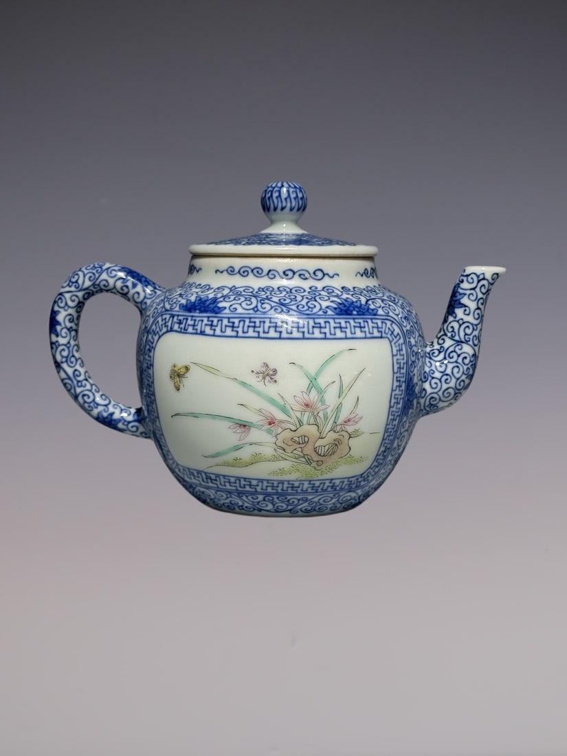 An Exquisite Blue and White Famille-Rose Flower and Insect Pattern Teapot: An Exquisite Blue and White Famille-Rose Flower and Insect Pattern Teapot,Qing Dynasty,