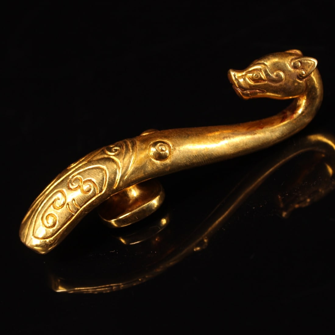 An Exquisite Gilt Bronze Dragon-head Hook (1 of 9)