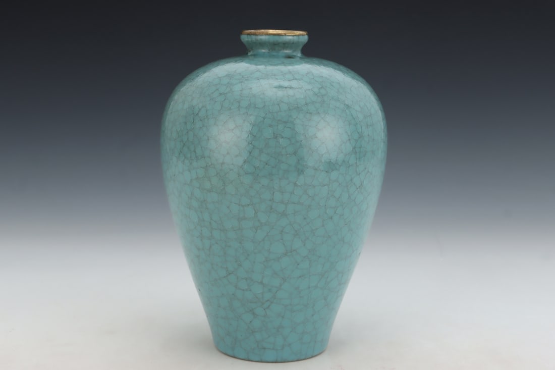 An Exquisite Ru yao Sky Blue Glazed Cover with Gold Vase: An Exquisite Ru yao Sky Blue Glazed Cover with Gold Vase,Song Dynasty, China,Royal Court Mark,Size:7.3inx5in汝窑天蓝釉金口瓶,中国宋