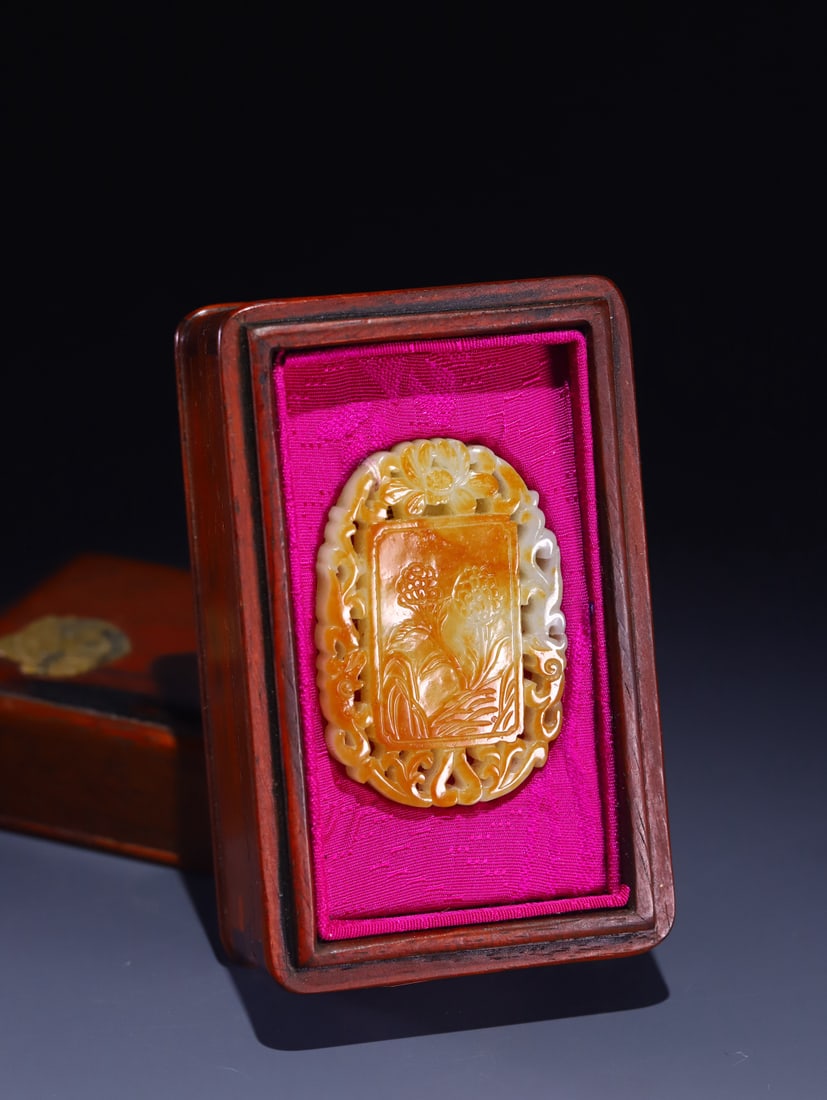 An Exquisite White Jade Flower Pattern Pendant (1 of 9)