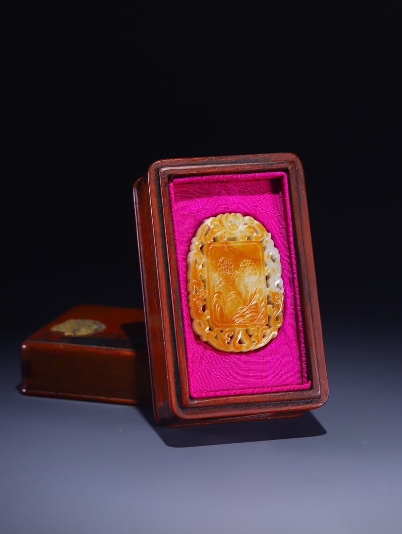 An Exquisite White Jade Flower Pattern Pendant - 2
