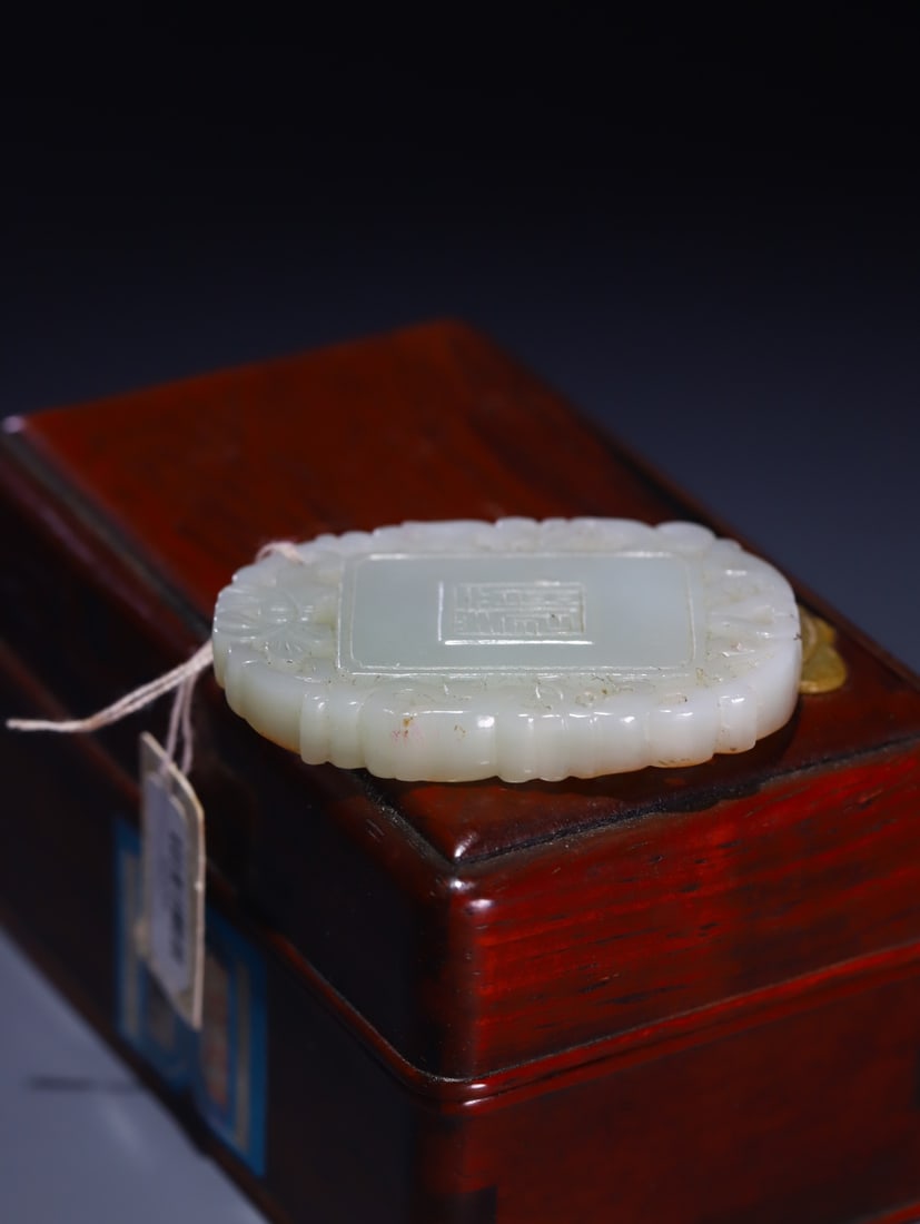 An Exquisite White Jade Flower Pattern Pendant - 7