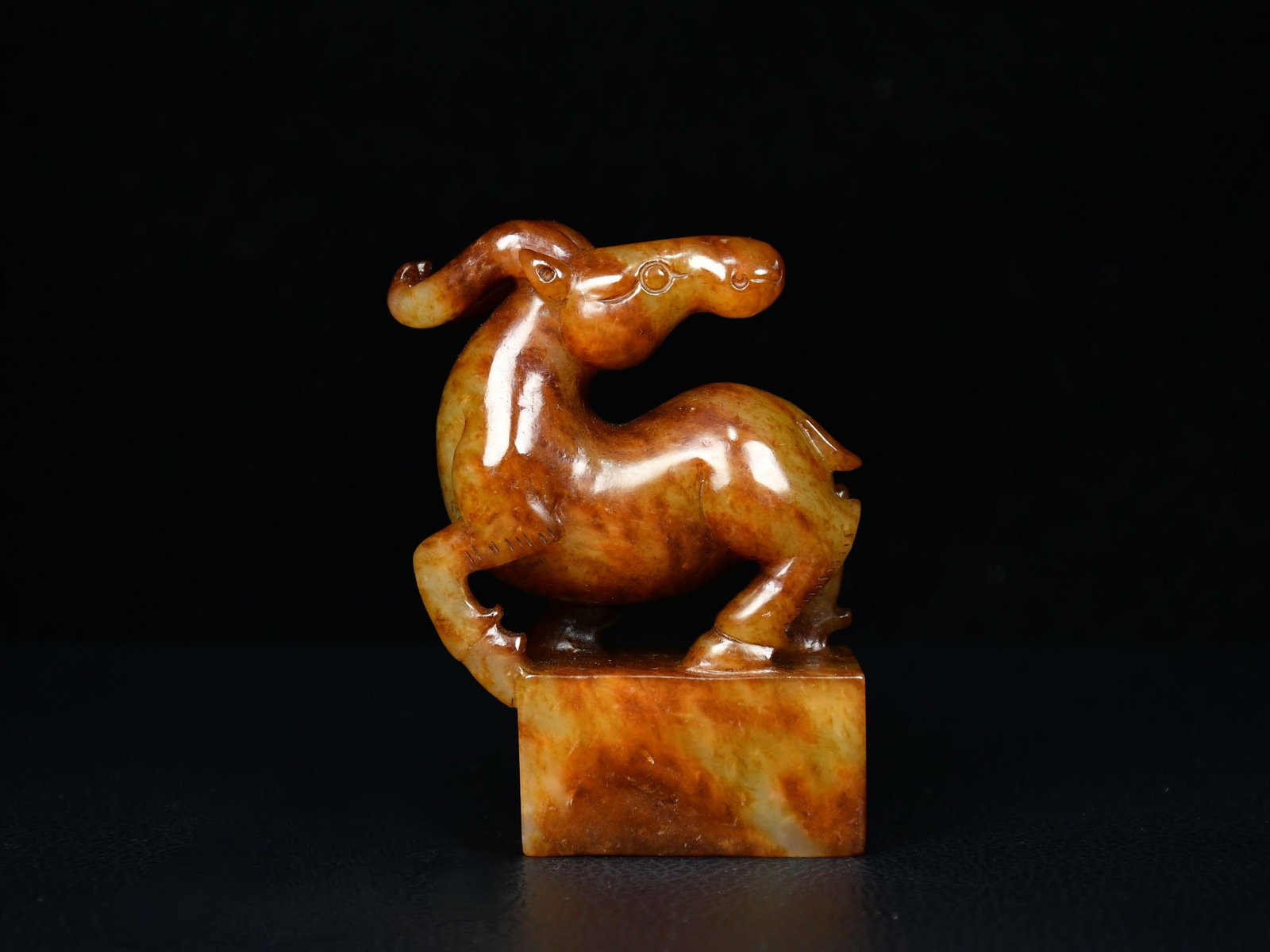An Exquisite White Jade Sheep-Shaped Seal: An Exquisite White Jade Sheep-Shaped Seal,Qing Dynasty, China,Size:3.1inx2.2in,Weight:174g白玉羊形印章,中国清代,Size:8cmx5.5cm,Weight:174g