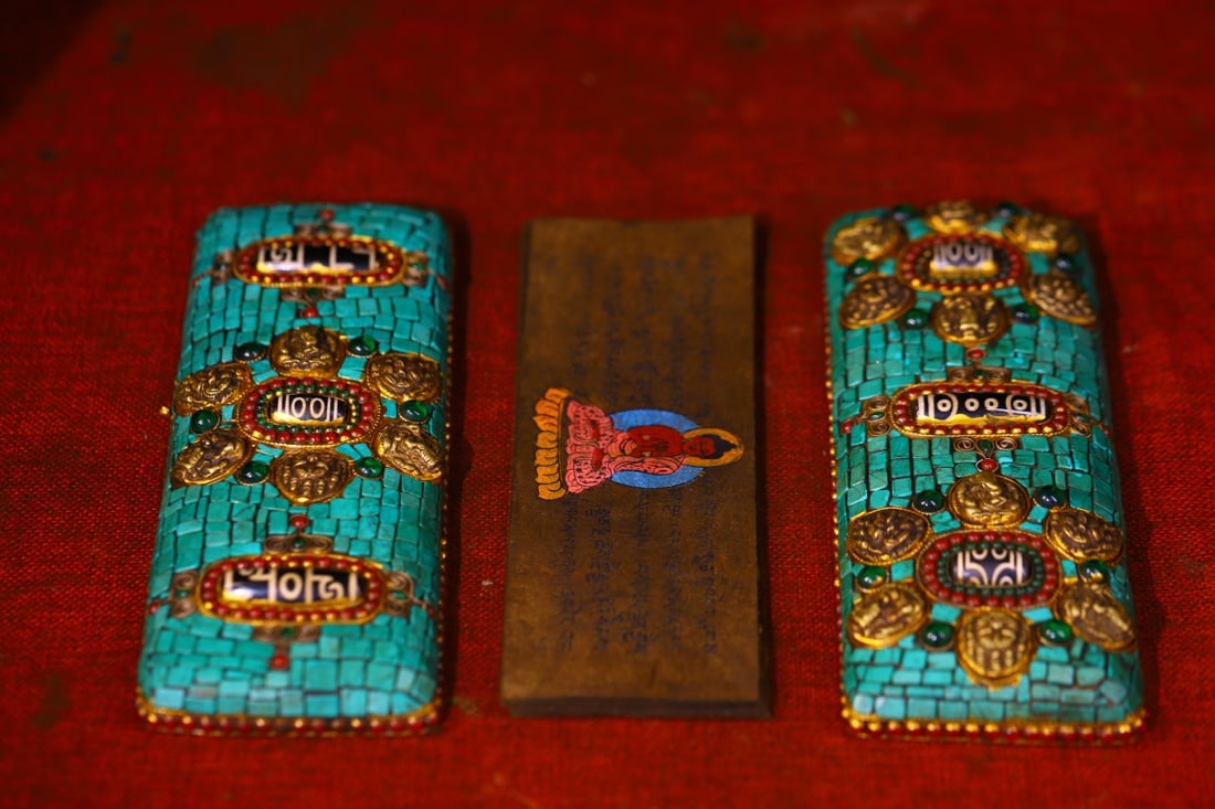An Exquisite Wooden Inlaid Turquoise and Dzi Bead Ornament,With Scriptures: An Exquisite Wooden Inlaid Turquoise and Dzi Bead Ornament,With Scriptures,Qing Dynasty,China,Size:9.1inx3.1in,Weight:750g木胎镶绿松石和天珠ਇ