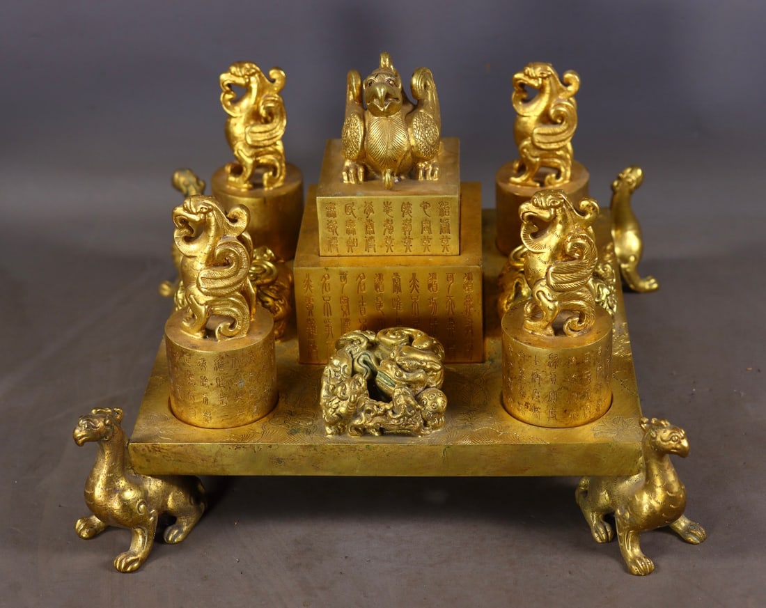 A Set of Fine Gilt Bronze Phoenix-Shaped Seals,With Inscription: A Set of Fine Gilt Bronze Phoenix-Shaped Seals,With Inscription,Qing Dynasty,China,Yongzheng Four-character Mark,Size:(Total)6.9in,(Base)3inx10.2inx10.2in,5.1inx3.1inx3.1in,Total Weight:9980g一&