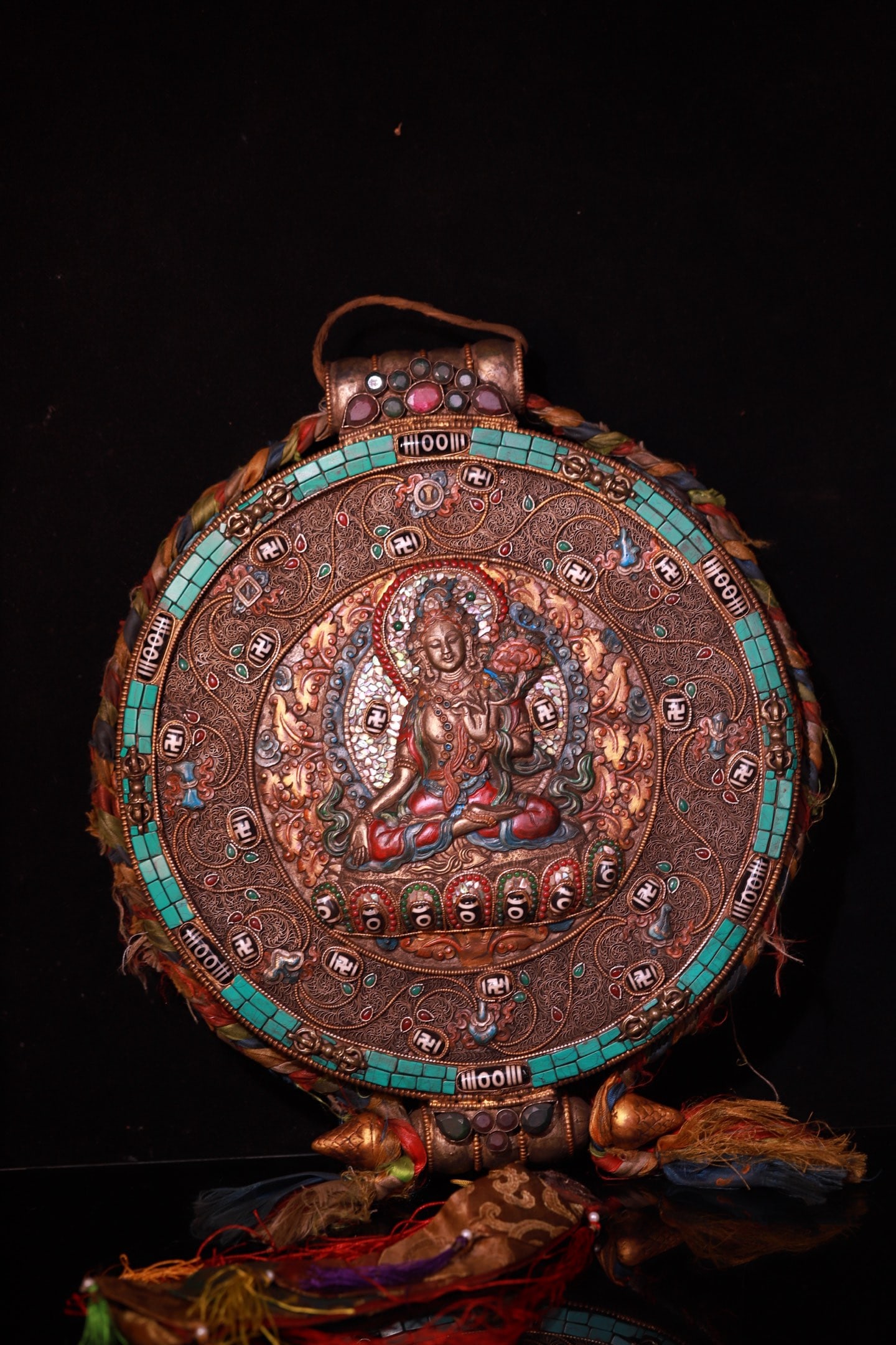 A Rare Silver Inlaid Dzi Bead and Turquoise Buddha Statue Pattern Tangka: A Rare Silver Inlaid Dzi Bead and Turquoise Buddha Statue Pattern Tangka,Qing Dynasty,China,Size:15inx12.2inx2.8in,Weight:2600g银镶天珠和绿松石佛&