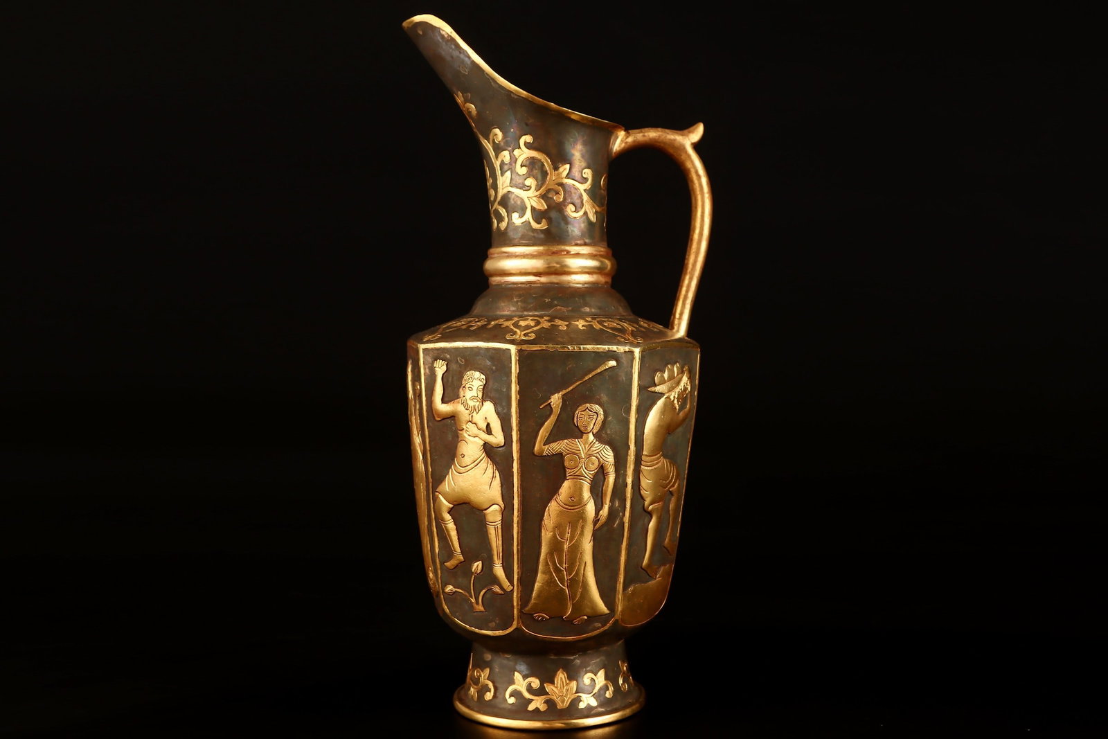A Rare Gilt Bronze Figure Pattern Ewer: A Rare Gilt Bronze Figure Pattern Ewer,Tang Dynasty,China,Zhenguan Four-character Mark,Size:11.8inx5.1in,Weight:1002g铜鎏金人物纹执壶，中