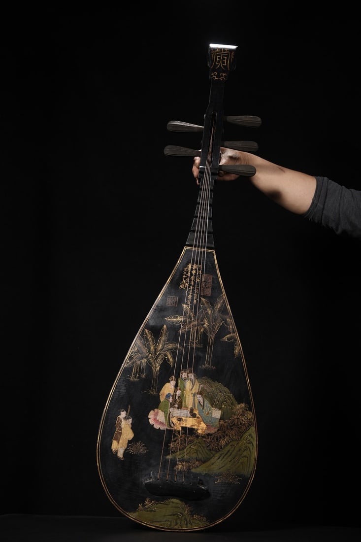 A Huge Wooden Lacquerware Painted Gold Character and Story Pattern Pipa,With Poem: A Huge Wooden Lacquerware Painted Gold Character and Story Pattern Pipa,With Poem,Qing Dynasty,China,Size:45.7inx14.6inx3.9in,Weight:2600g木胎漆器描金人୰