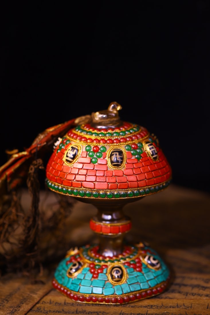 An Exquisite Crystal Inlaid Dzi Bead and Gems Stem Jar: An Exquisite Crystal Inlaid Dzi Bead and Gems Stem Jar,Qing Dynasty,China,Size:5.9inx3.7in,Weight:780g水晶镶天珠和宝石高足罐,中&