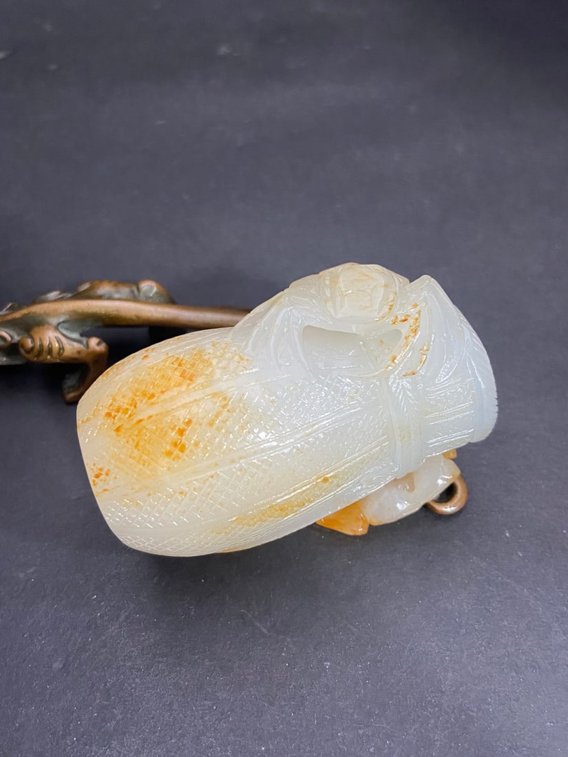 An Exquisite White Jade Crab Pattern Hand Piece - 3