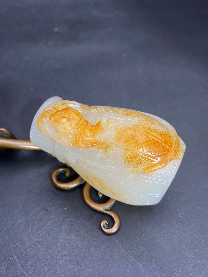 An Exquisite White Jade Crab Pattern Hand Piece - 4
