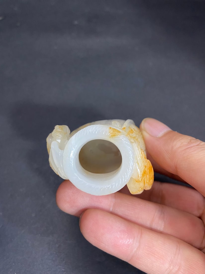 An Exquisite White Jade Crab Pattern Hand Piece - 5