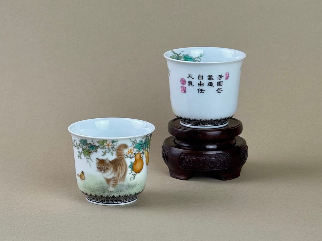 A Pair of Exquisite Enamel Painted Gold Cat Pattern Cups,With Poem: A Pair of Exquisite Enamel Painted Gold Cat Pattern Cups,With Poem,Qing Dynasty,China,Qianlong Four-character Mark,Size:2.4inx2.1inx1.4in一对珐琅彩描金猫