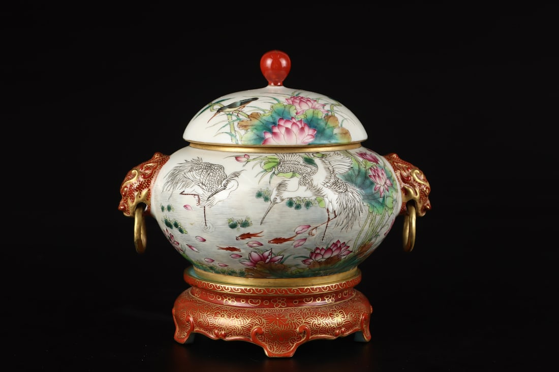 An Exquisite Enamel Flower and Bird Pattern Jar: An Exquisite Enamel Flower and Bird Pattern Jar,Qing Dynasty, China,Qianlong Four-character Mark,Size:5.3inx5.9in 珐琅彩花鸟纹罐,中国清É