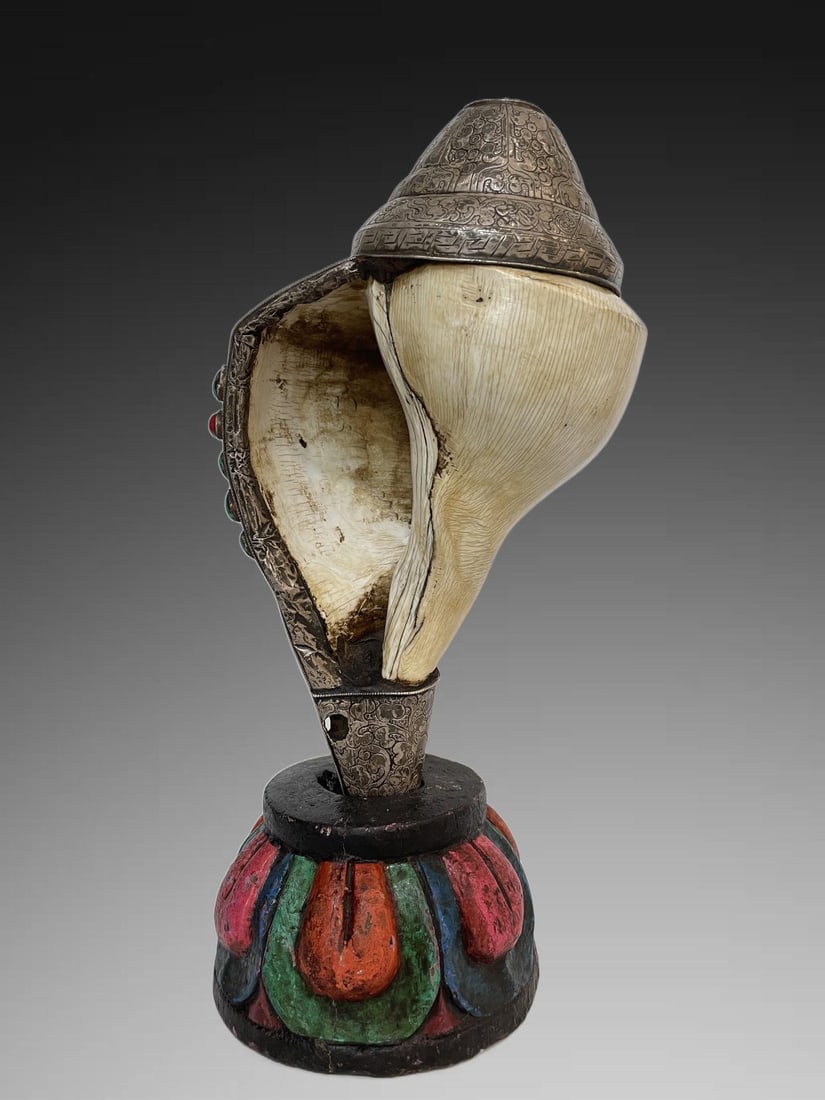 An Exquisite Silver Carved Eight Treasures Pattern Conch (1 of 7)