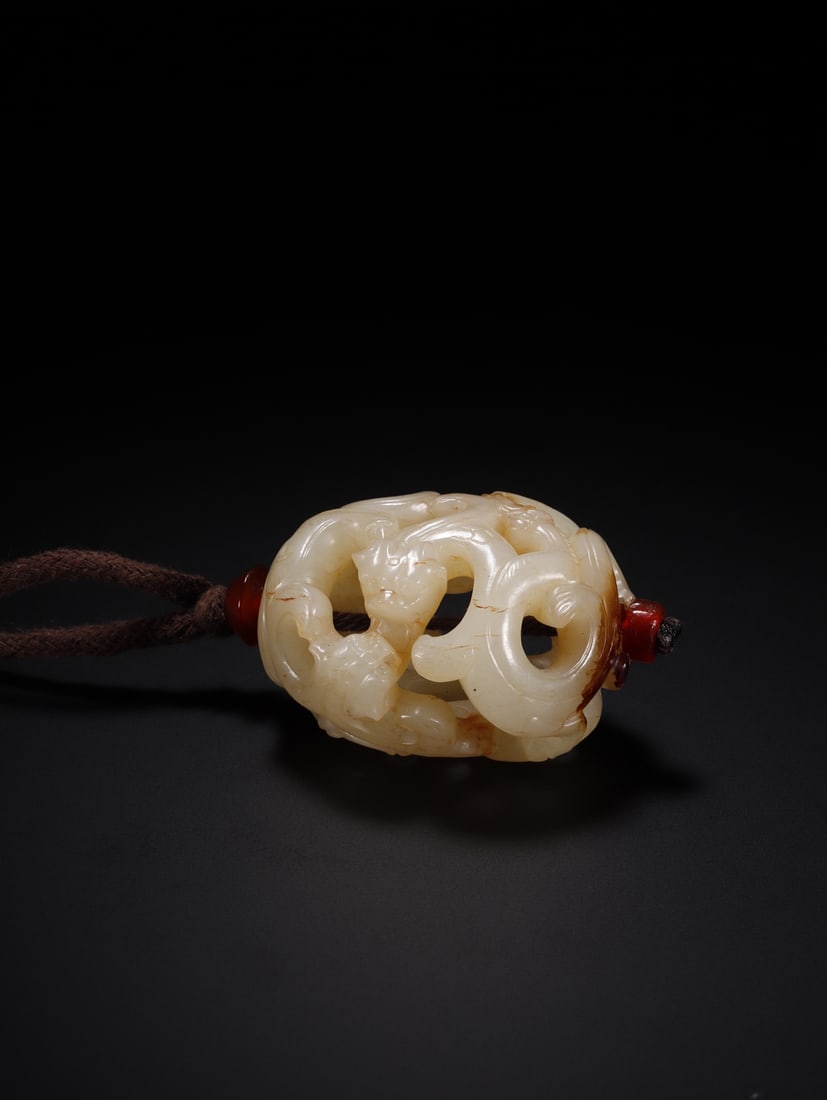 An Exquisite Hotan Jade Dragon Pattern Handheld Carving: An Exquisite Hotan Jade Dragon Pattern Handheld Carving,Han Dynasty, China,Size:1.9inx1.7inx1.4in,Weight:62.3g 和田玉龙纹手把件,中国汉