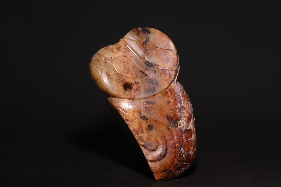 An Exquisite Gaogu Jade Beast Ornament: An Exquisite Gaogu Jade Beast Ornament,Ancient Time, China,Size:3.3inx2inx1.5in,Weight:209.1g 高古玉兽摆件,远古时期