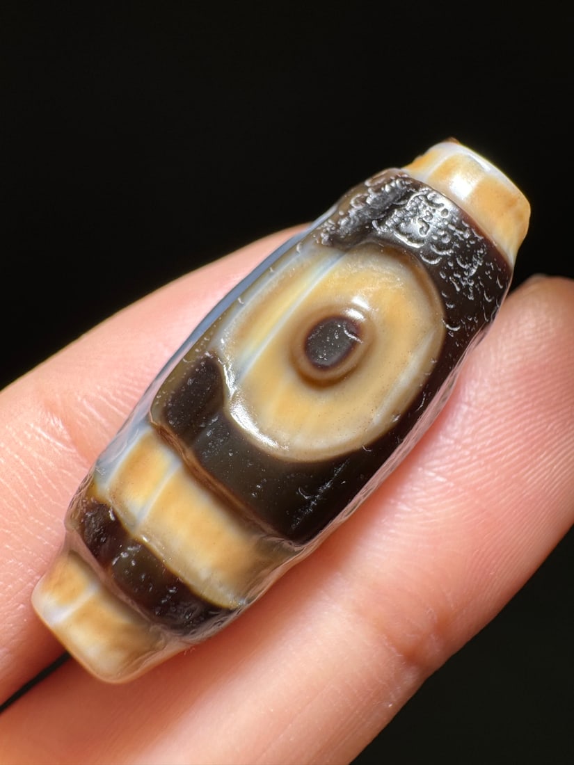 An Exquisite Two-Eye Dzi bead: An Exquisite Two-Eye Dzi bead,Qing Dynasty, China,Size:0.5inx1.4in 两眼天珠,中国清代