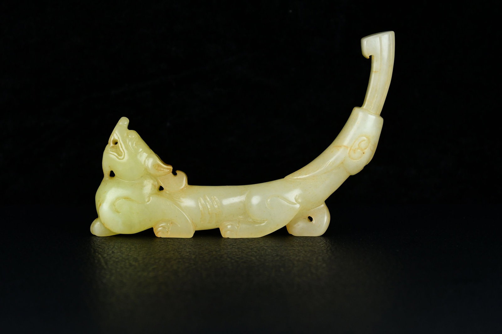 An Exquisite Hotan White Jade Dragon Handheld Carving: An Exquisite Hotan White Jade Dragon Handheld Carving,Qing Dynasty,China,Size:2.8inx3.9in,Weight:63g 和田白玉龙手把件,中国清代
