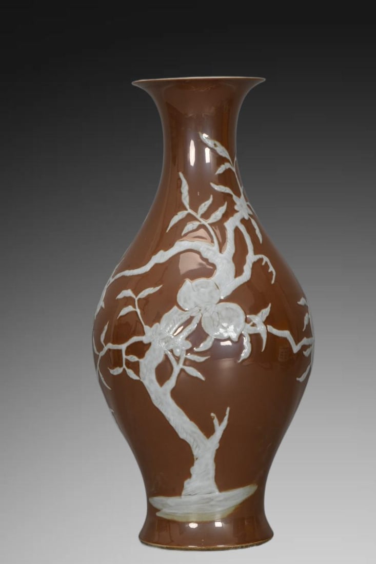 An Exquisite Brown Glazed Peach Pattern Vase: An Exquisite Brown Glazed Peach Pattern Vase,Qing Dynasty, China,Qianlong Six-character Mark,Size:15.9inx4.5inx7.5inx4.7in