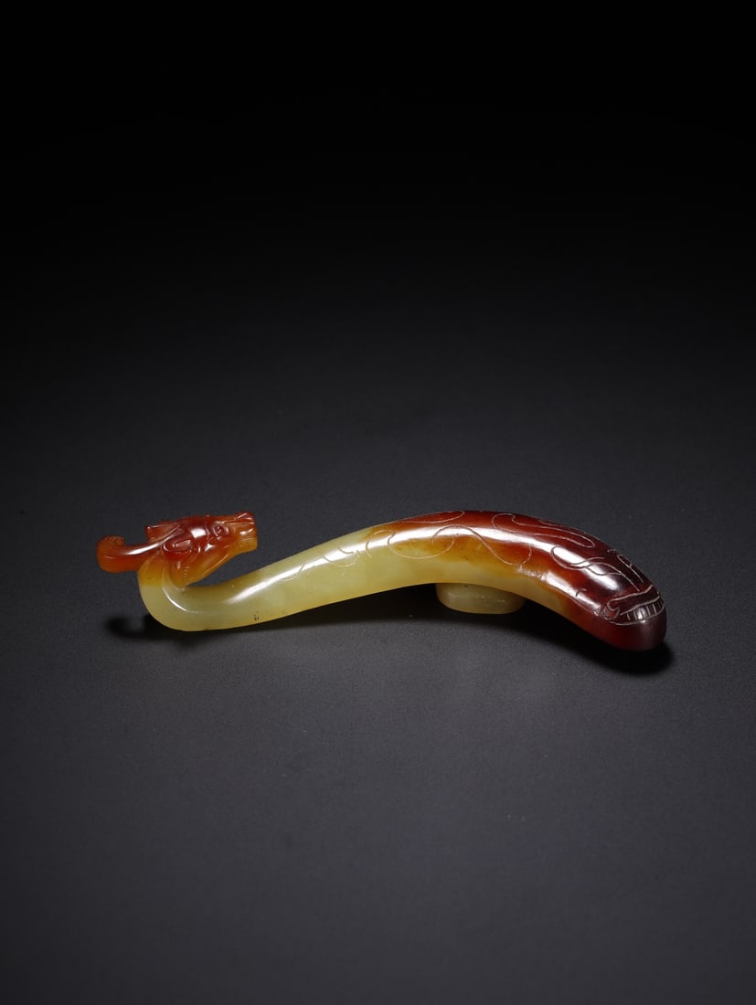 An Exquisite Yellow Jade Dragon Hook: An Exquisite Yellow Jade Dragon Hook,Han Dynasty, China,Size:3.2inx0.6inx0.5in,Weight:19.6g 黄玉龙带勾,中国汉代