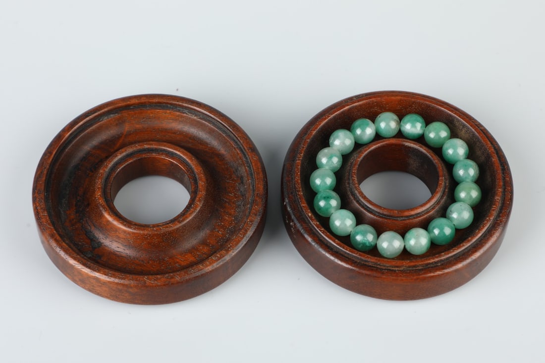 An Exquisite Jadeite Bracelets: An Exquisite Jadeite Bracelets,Qing Dynasty, China,Size:0.4in,Weight:37g 翡翠手串,中国清代