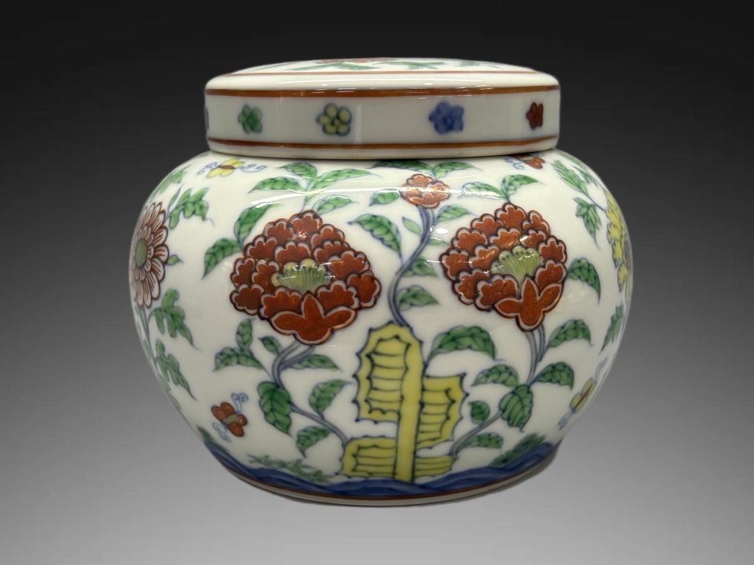 An Exquisite Doucai Flower Pattern Jar: An Exquisite Doucai Flower Pattern Jar,Ming Dynasty, China,Chenghua Six-character Mark,Size:4inx5.3in 斗彩花卉纹罐,中国明代,成化