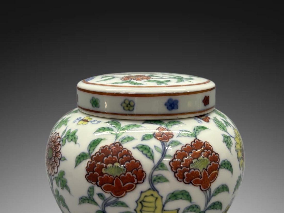 An Exquisite Doucai Flower Pattern Jar - 2
