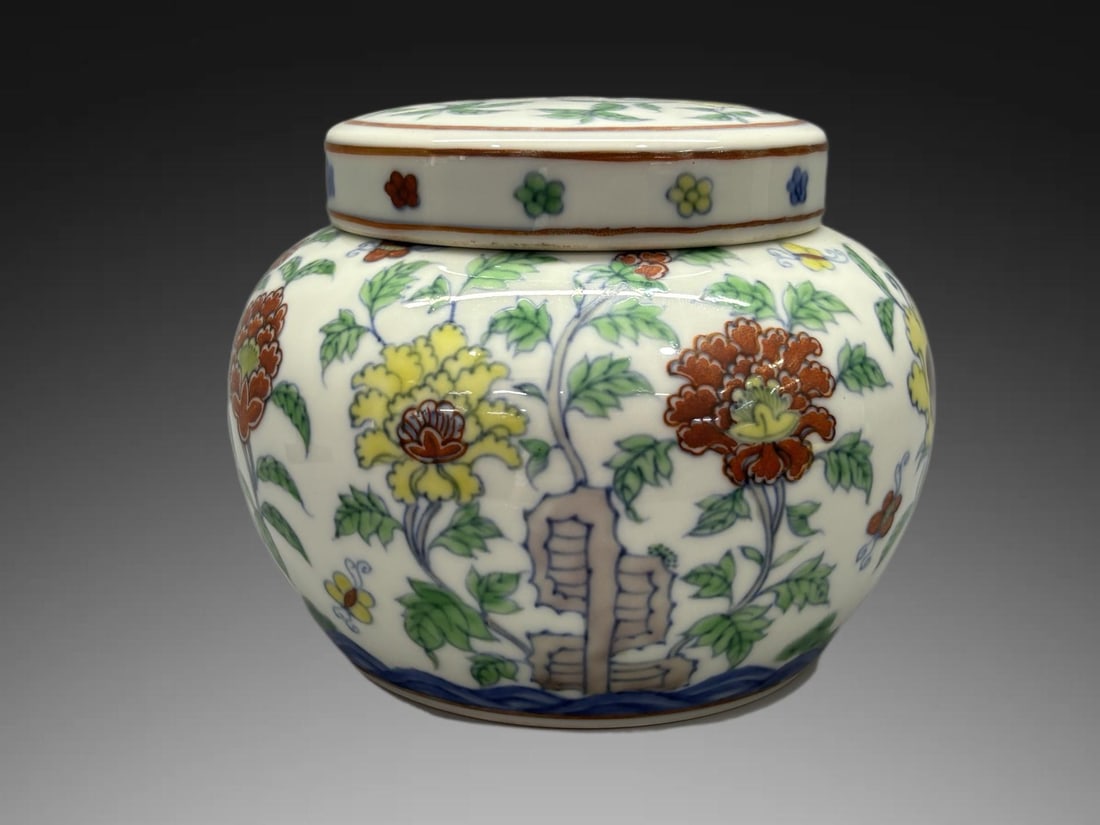 An Exquisite Doucai Flower Pattern Jar - 4
