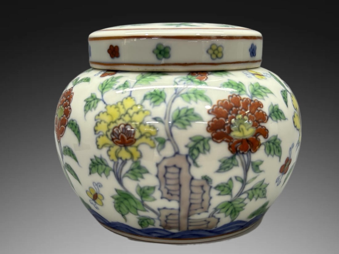 An Exquisite Doucai Flower Pattern Jar - 5