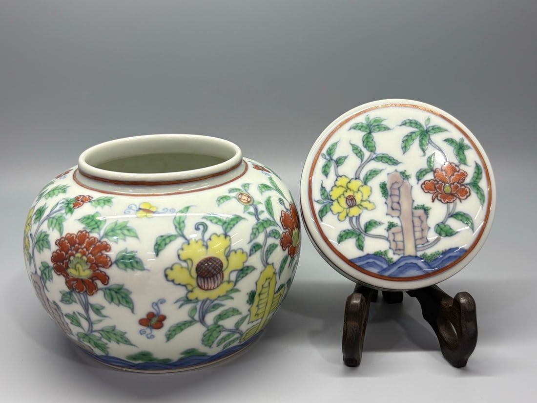 An Exquisite Doucai Flower Pattern Jar - 6