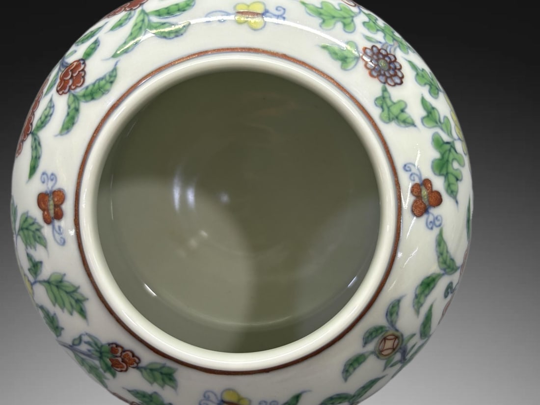 An Exquisite Doucai Flower Pattern Jar - 8