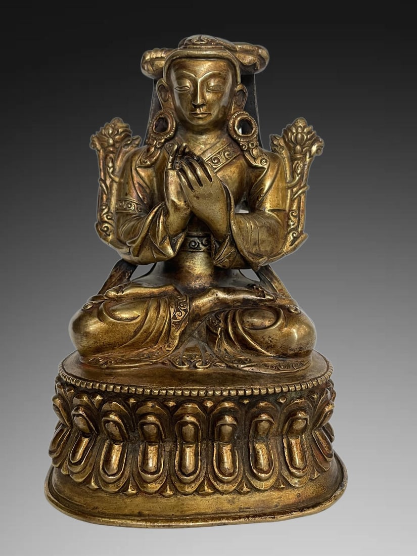 An Exquisite Gilt Bronze Buddha Statue: An Exquisite Gilt Bronze Buddha Statue,Qing Dynasty, China,Size:7.5inx4.9inx3.9in,Weight:1514g 铜鎏金佛像,中国清代