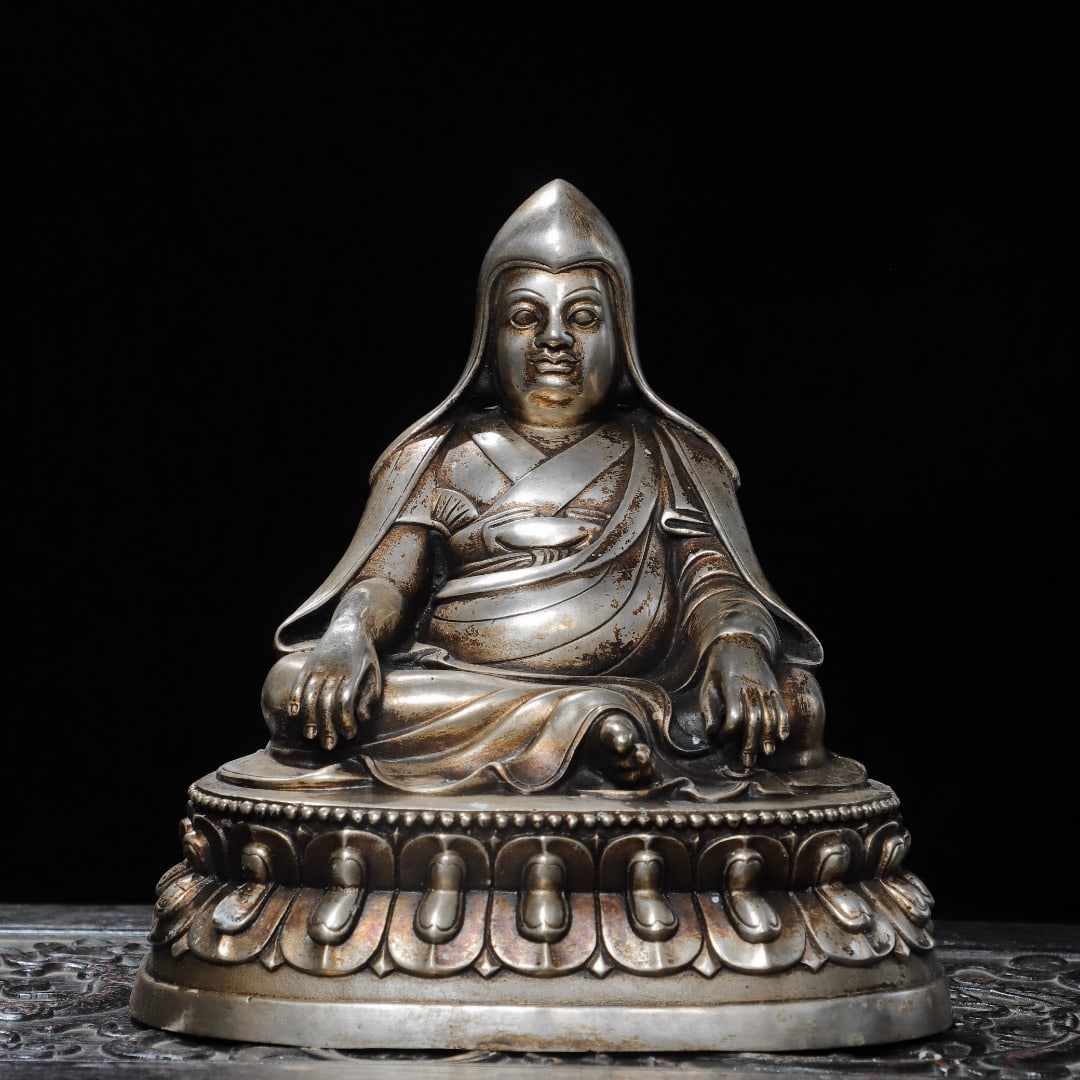 An Exquisite Silver-Clad Bronze Buddha Statue Ornament: An Exquisite Silver-Clad Bronze Buddha Statue Ornament,Qing Dynasty, China,Size:7.9inx7.5inx5.5in,Weight:2100g 铜鎏银佛像摆件,中国清代