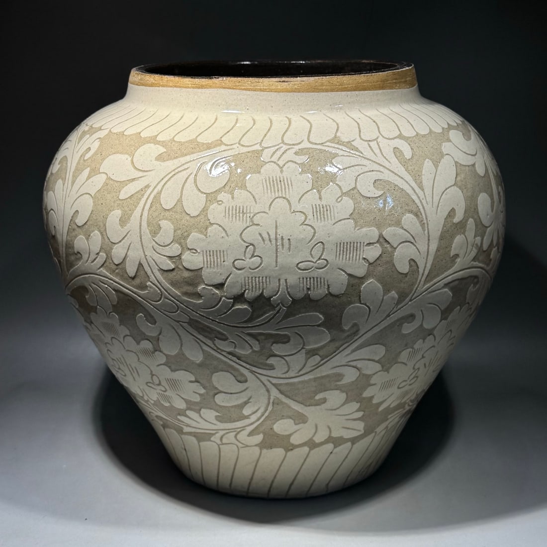 An Exquisite Cizhou Yao White Glazed Flower Pattern Jar: An Exquisite Cizhou Yao White Glazed Flower Pattern Jar,Song Dynasty, China,Size:11.4inx9.4in 磁州窑白釉花卉纹罐,中国宋代