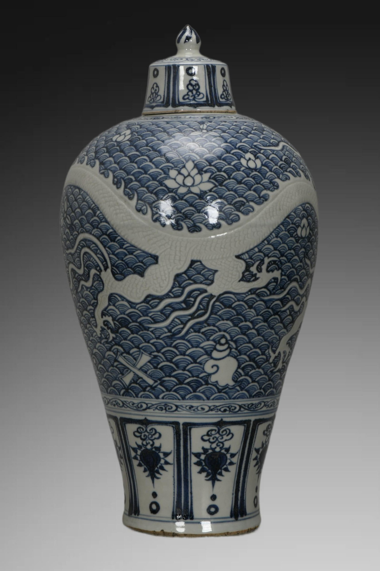 An Exquisite Blue and White Sea Water Dragon Pattern Vase: An Exquisite Blue and White Sea Water Dragon Pattern Vase,Yuan Dynasty, China,Size:19.1inx9.4inx5.1in 青花海水龙纹瓶,中国元代
