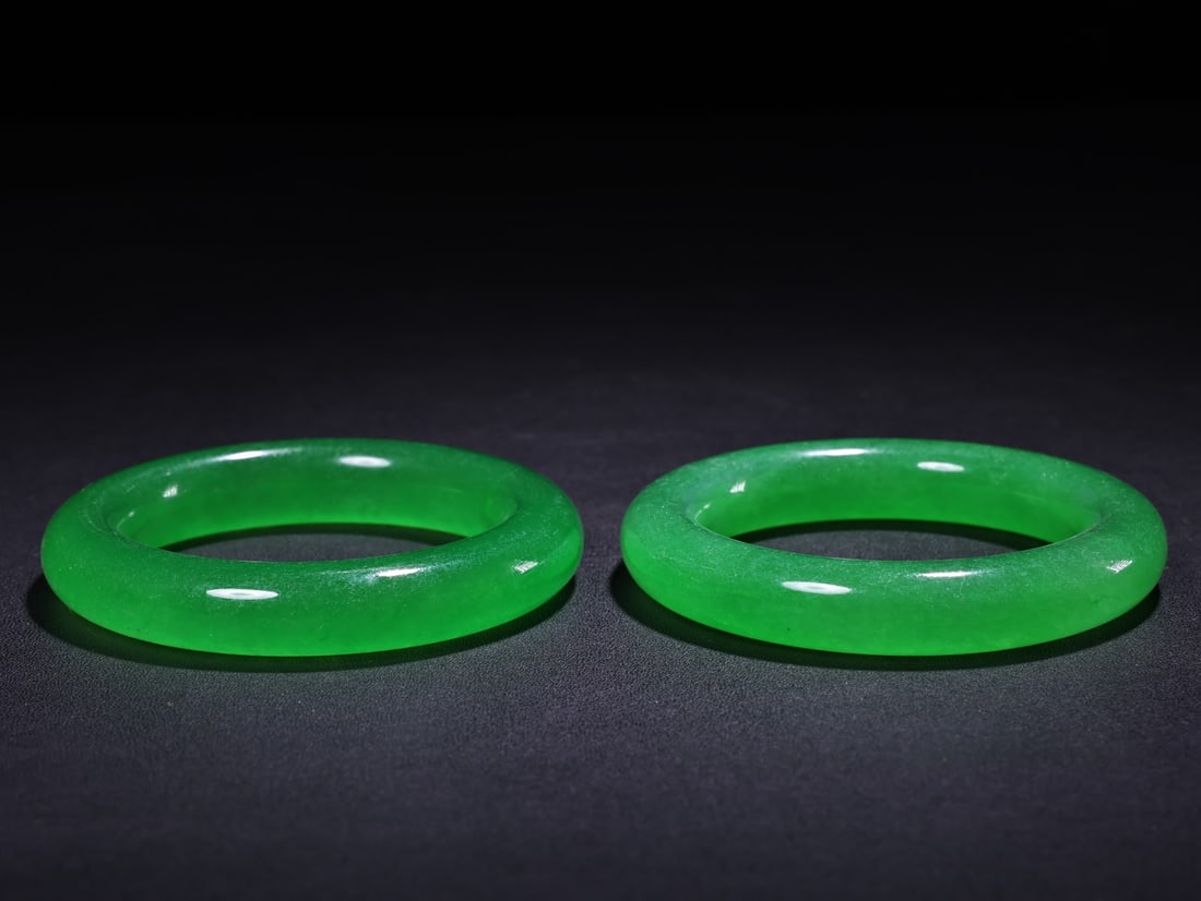 A pair of Exquisite Jadeite Bracelet: A pair of Exquisite Jadeite Bracelet,Qing Dynasty, China,Size:2.4in,Weight:80g 一对翡翠手镯,中国清代