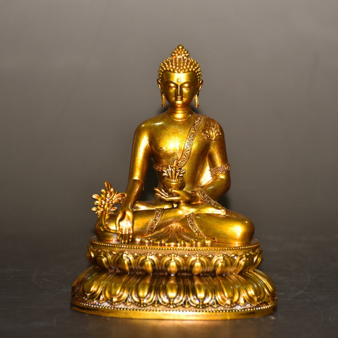 An Exquisite Gilt Bronze Buddha statue: An Exquisite Gilt Bronze Buddha statue,Ming Dynasty, China,Size:3.1inx2.2inx3.9in,Weight:837g 铜鎏金佛像,中国明代