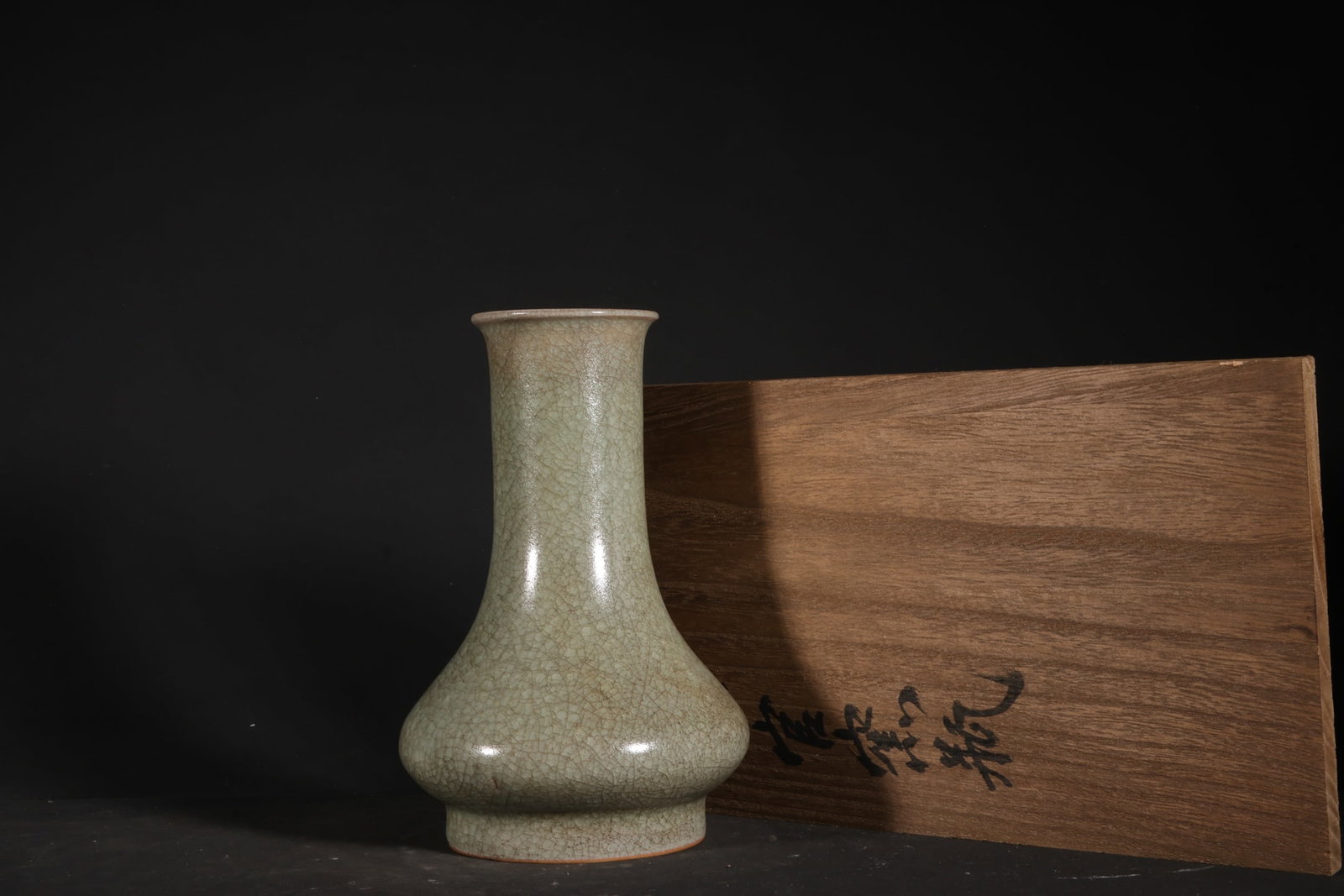An Exquisite Guan Kiln Celadon Glzed Ice Crackle Pattern Vase: An Exquisite Guan Kiln Celadon Glzed Ice Crackle Pattern Vase,Song Dynasty, China,Size:6.8inx4.7in 官窑青釉冰裂纹瓶,中国宋代