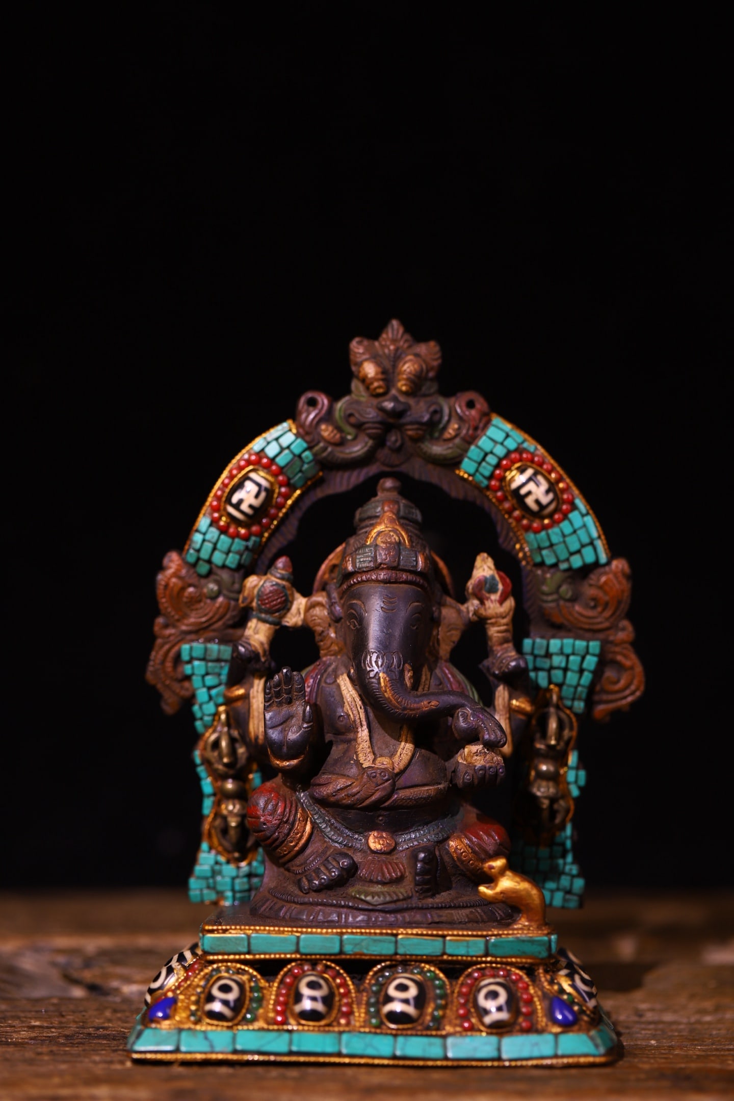 An Exquisite Bronze Inlaid Gems Buddha Statue Ornament: An Exquisite Bronze Inlaid Gems Buddha Statue Ornament,Qing Dynasty, China,Size:7.1inx5.1in,Weight:1900g