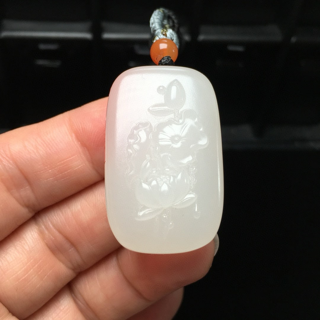 An Exquisite Hotan Jade Lotus Pendant: An Exquisite Hotan Jade Lotus Pendant,Qing Dynasty, China,Size:1.5inx0.9inx4.7in,Weight:22g 和田玉荷花挂件,中国清代