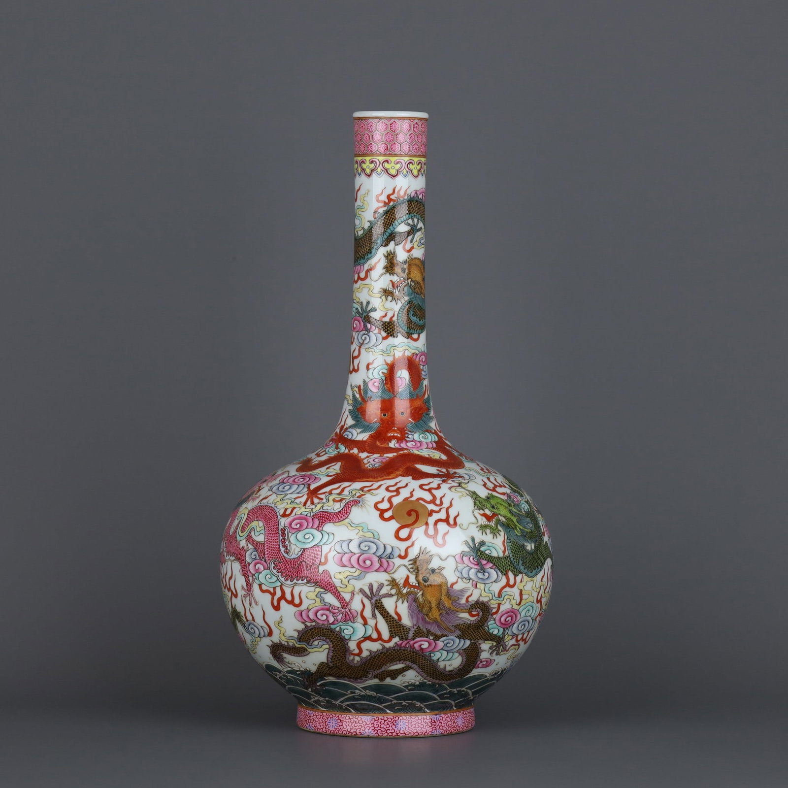An Exquisite Famille-Rose Dragon Pattern Vase: An Exquisite Famille-Rose Dragon Pattern Vase,Qing Dynasty, China,Yongzheng Six-character Mark,Size:13.1inx7.2in 粉彩龙纹瓶,中国清代,雍Ē