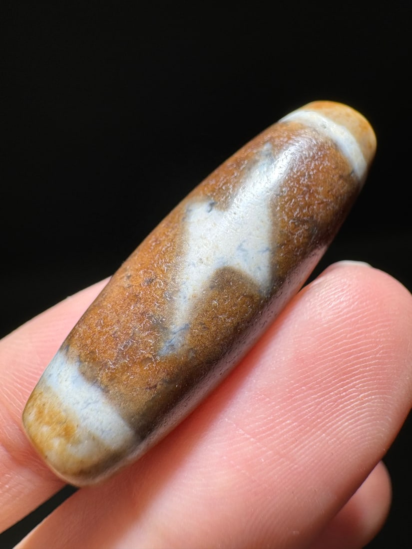 An Exquisite Lightning Five-Eye Dzi bead: An Exquisite Lightning Five-Eye Dzi bead,Qing Dynasty, China,Size:0.5inx1.5in 闪电五眼天珠,中国清代