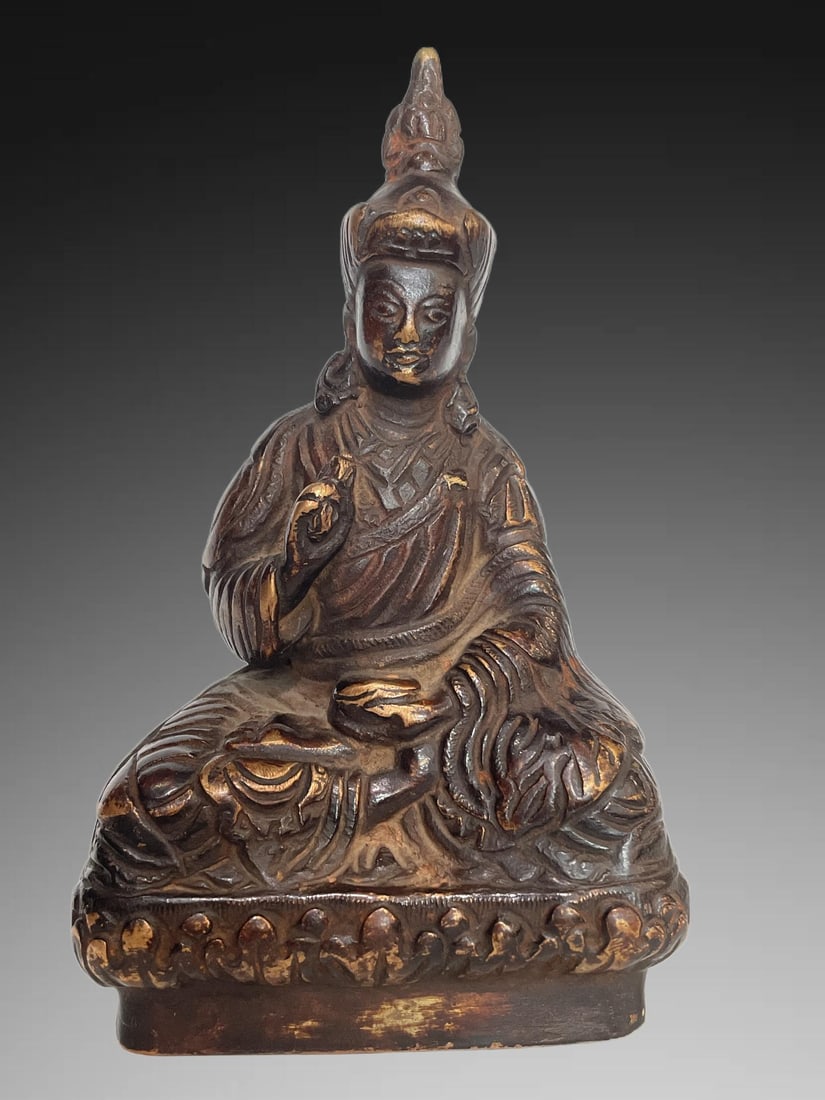 An Exquisite Bronze Figure Ornament: An Exquisite Bronze Figure Ornament,Qing Dynasty, China,Size:4.9inx3.1inx2in,Weight:576g 铜造人物摆件,中国清代