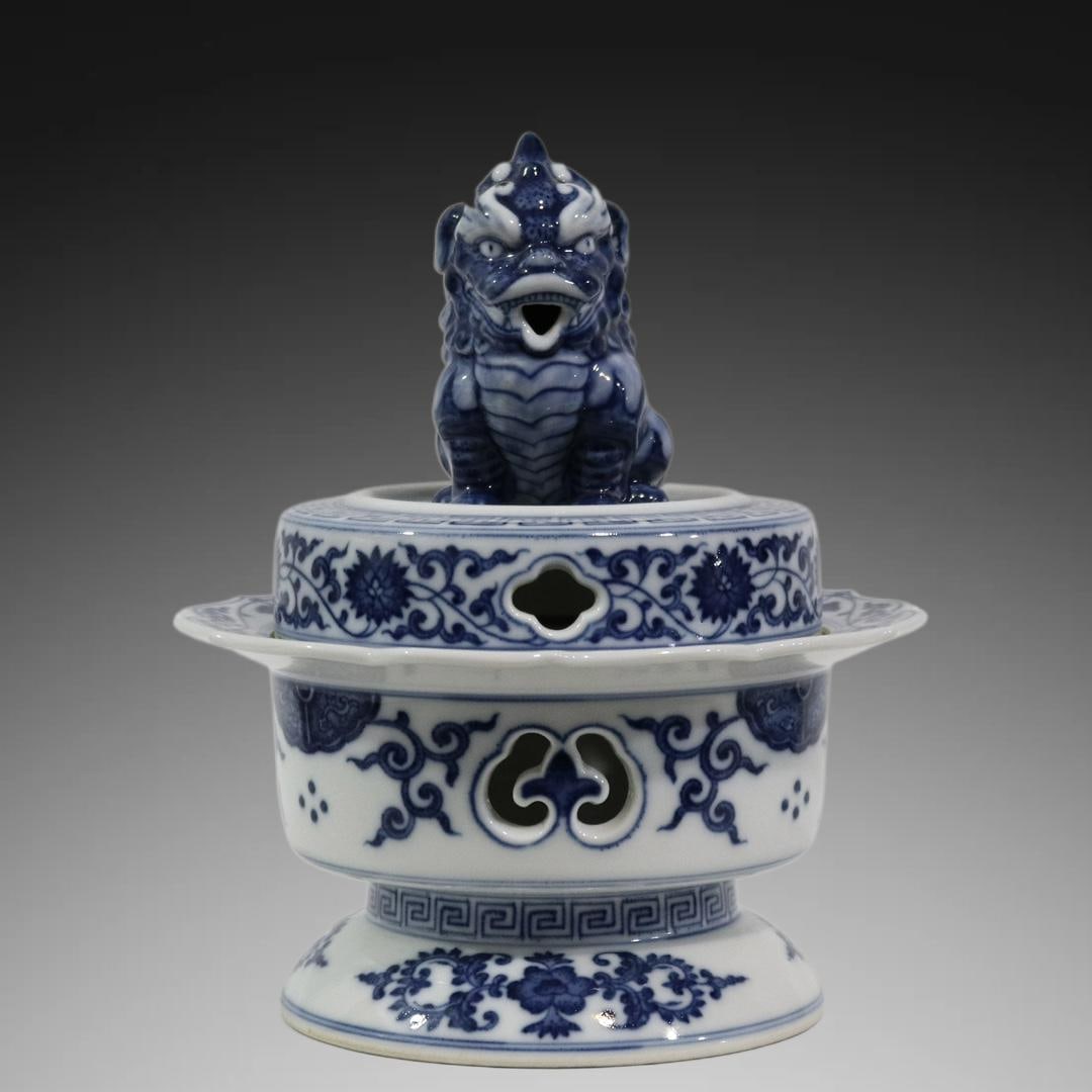 An Exquisite Blue and White Auspicious Beast Incense Burner: An Exquisite Blue and White Auspicious Beast Incense Burner,Qing Dynasty, China,Qianlong Six-character Mark,Size:8.1inx6.9in 青花瑞兽熏炉,中国清&#