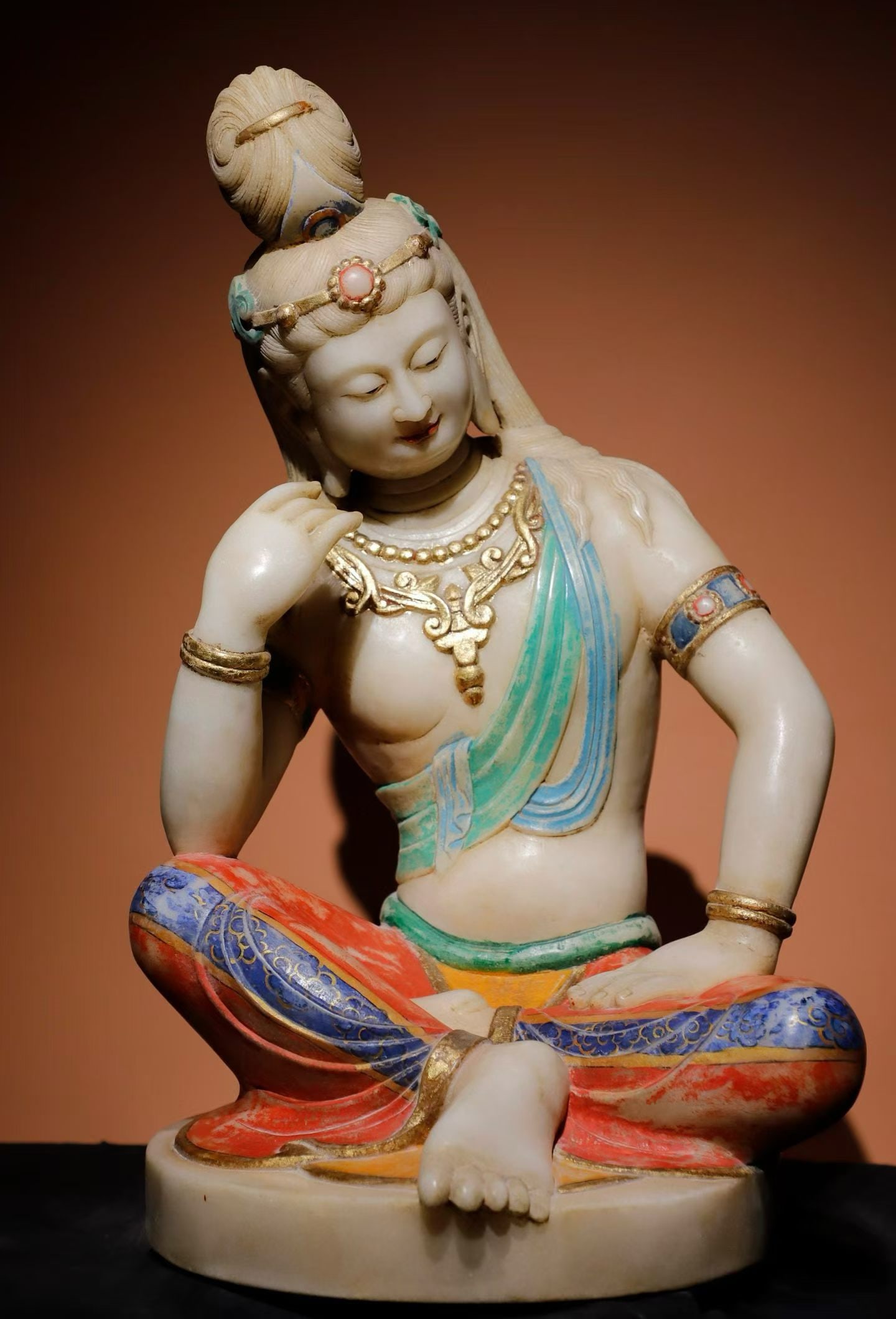 An Exquisite White Jade Painted Color Avalokitesvara Ornament: An Exquisite White Jade Painted Color Avalokitesvara Ornament,Tang Dynasty, China,Size:24.4inx15.4inx13in 白玉彩绘观音摆件,中国唐É