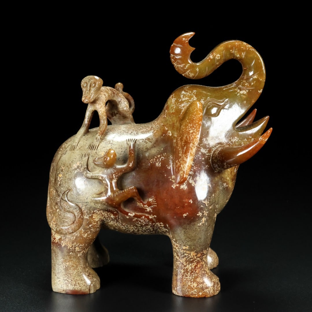 An Exquisite Hotan Jade Elephant: An Exquisite Hotan Jade Elephant,Qing Dynasty, China,Size:4.3inx3.9inx5.1in,Weight:933g 和田玉象,中国清代