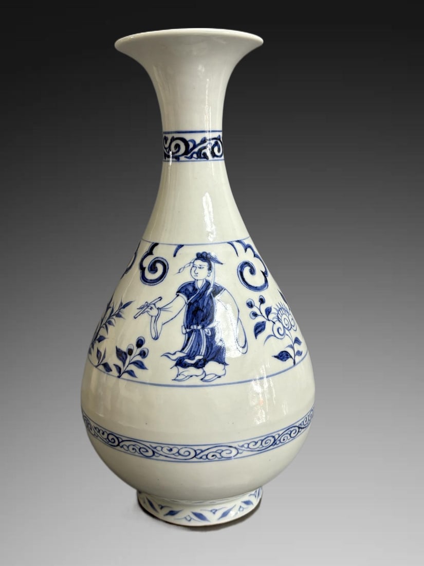 An Exquisite Blue and White Character and Story Pattern Vase: An Exquisite Blue and White Character and Story Pattern Vase,Qing Dynasty, China,Size:11.1in×5.9in 青花人物故事纹玉壶春瓶,中